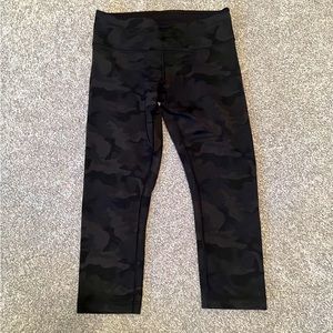 Lulu lemon size 6 black and grey camo